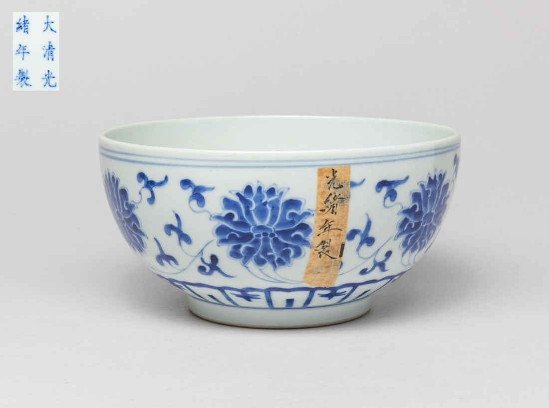 Large Chinese Export Porcelain Bowl (1 of 9)