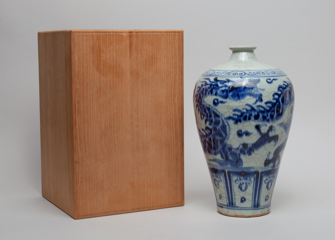 Chinese Export Porcelain Dragon Vase (1 of 11)