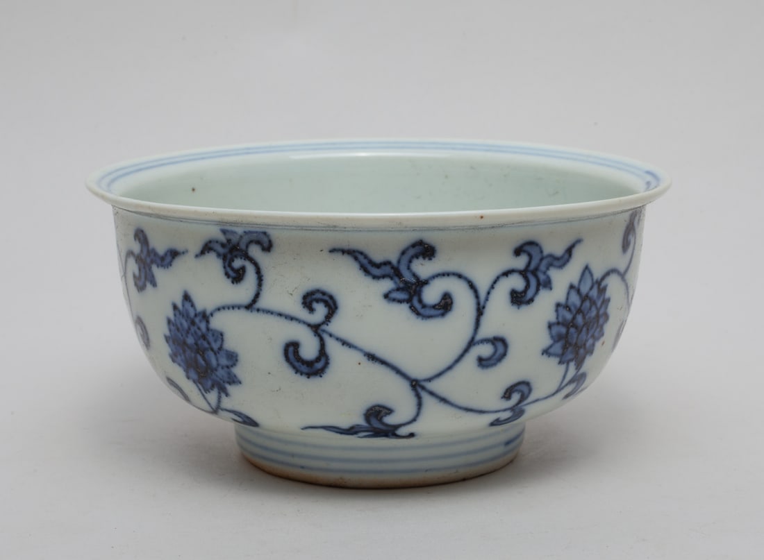 Chinese Export Porcelain Large Bowl (1 of 10)