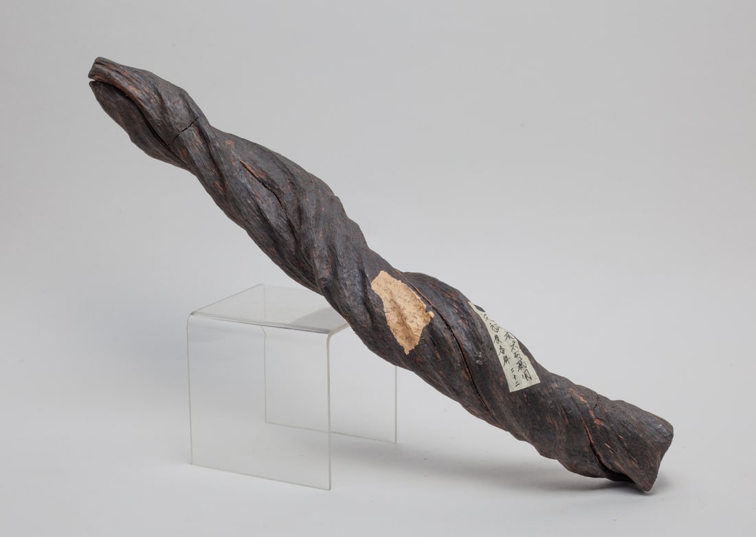 Long Chinese Agarwood Piece: One long collectible Chinese agarwood sculpture. Approx. 515 Gram (Weight), 17.5 inches (Length).