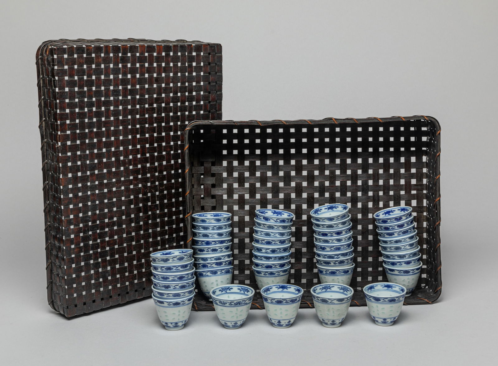 Estate Chinese Porcelain Tea Cups: A set of Chinese porcelain tea cups, with a box. Approx. 1.8-1.6 inches (Each).