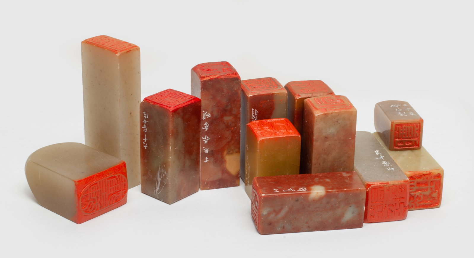 Estate Chinese Vintage Shoushan Stone Seals: A set of Chinese vintage shoushan stone seals. Approx.1.0-0.5-2.8 inches (Largest).