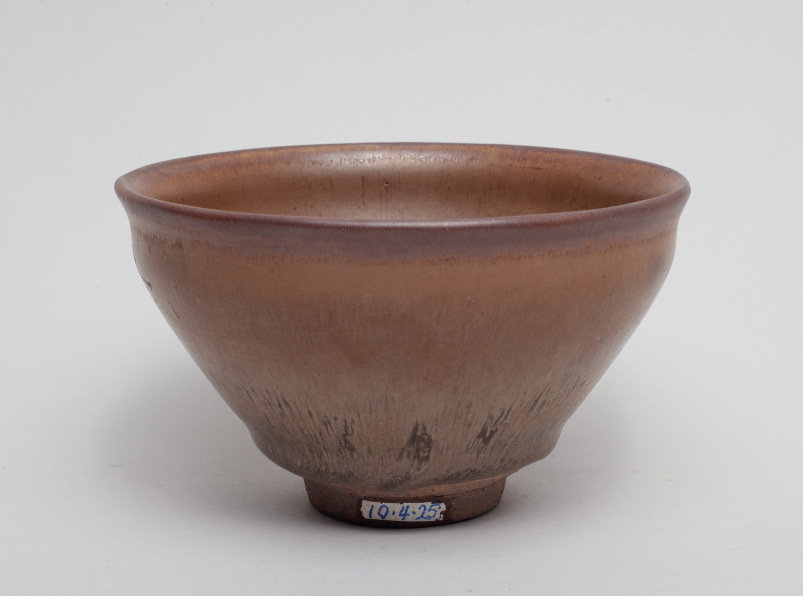 Chinese Jian Ware Porcelain Tea Bowl: The tea bowl glazed in brown color with streaks. Approx. 4.9-2.9 inches.