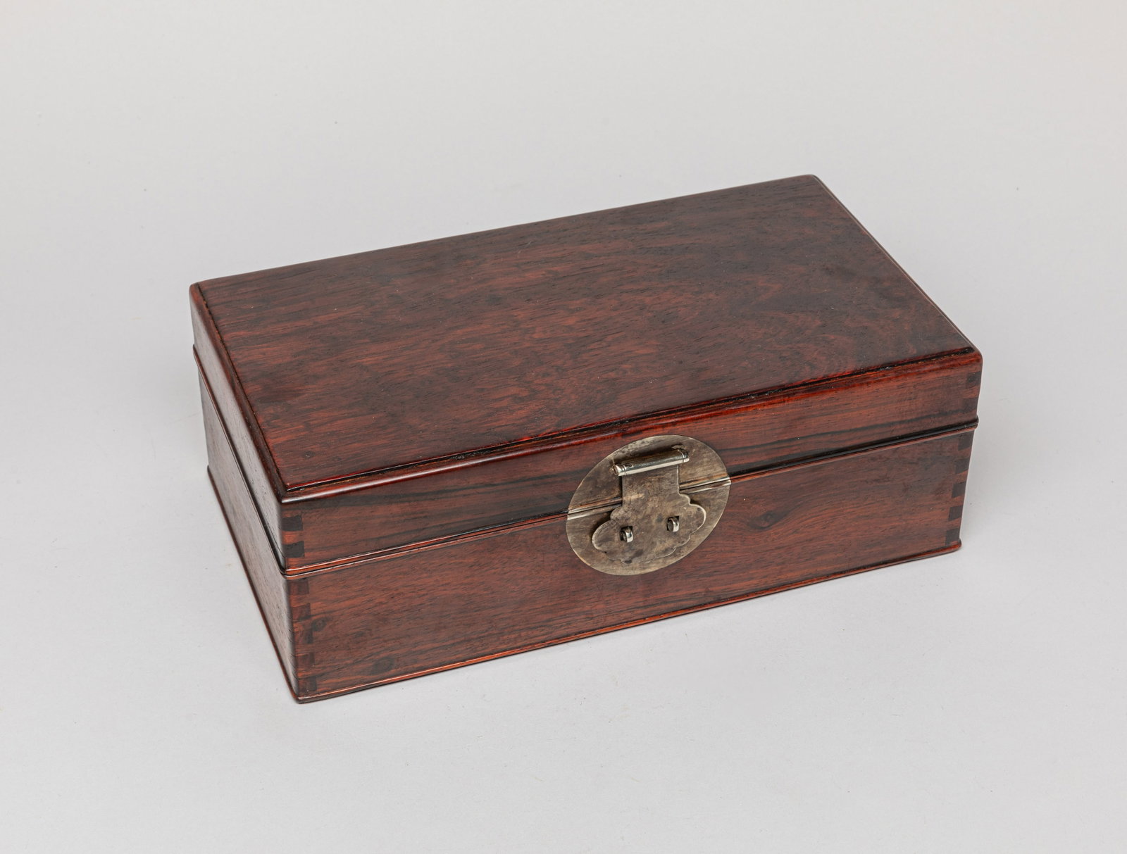 Chinese Wood Carved Jewelry Box: A collectible Chinese wood carved jewelry box, with a sectioned tray inside. Approx. 11.5-6.5-4.0 inches.