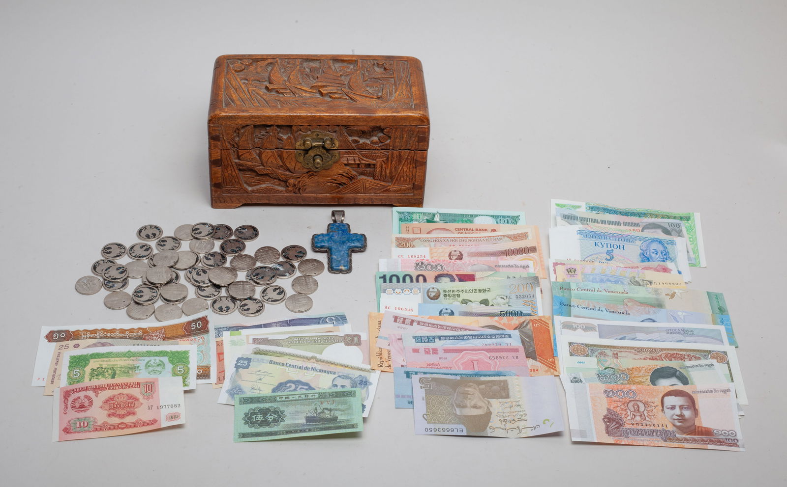 World Banknotes, Silver Cross & Decor Coins (1 of 11)