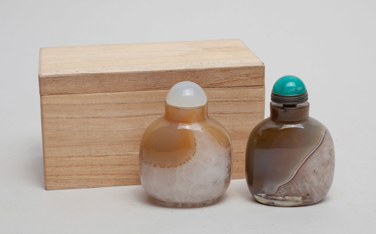 Two Chinese Cameo Agate Snuff Bottles (1 of 12)