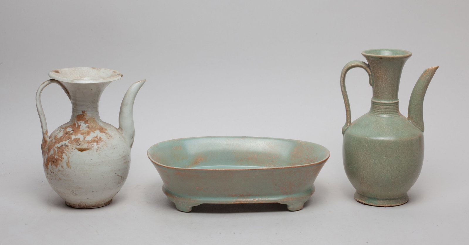 Estate Chinese Porcelain Pots & Washer: Including a porcelain washer of rounded rectangular form, and two pots of ovoid form rising to waisted neck with flared mouth. Approx. 9.5*6.5*2.6 inch (washer size).
