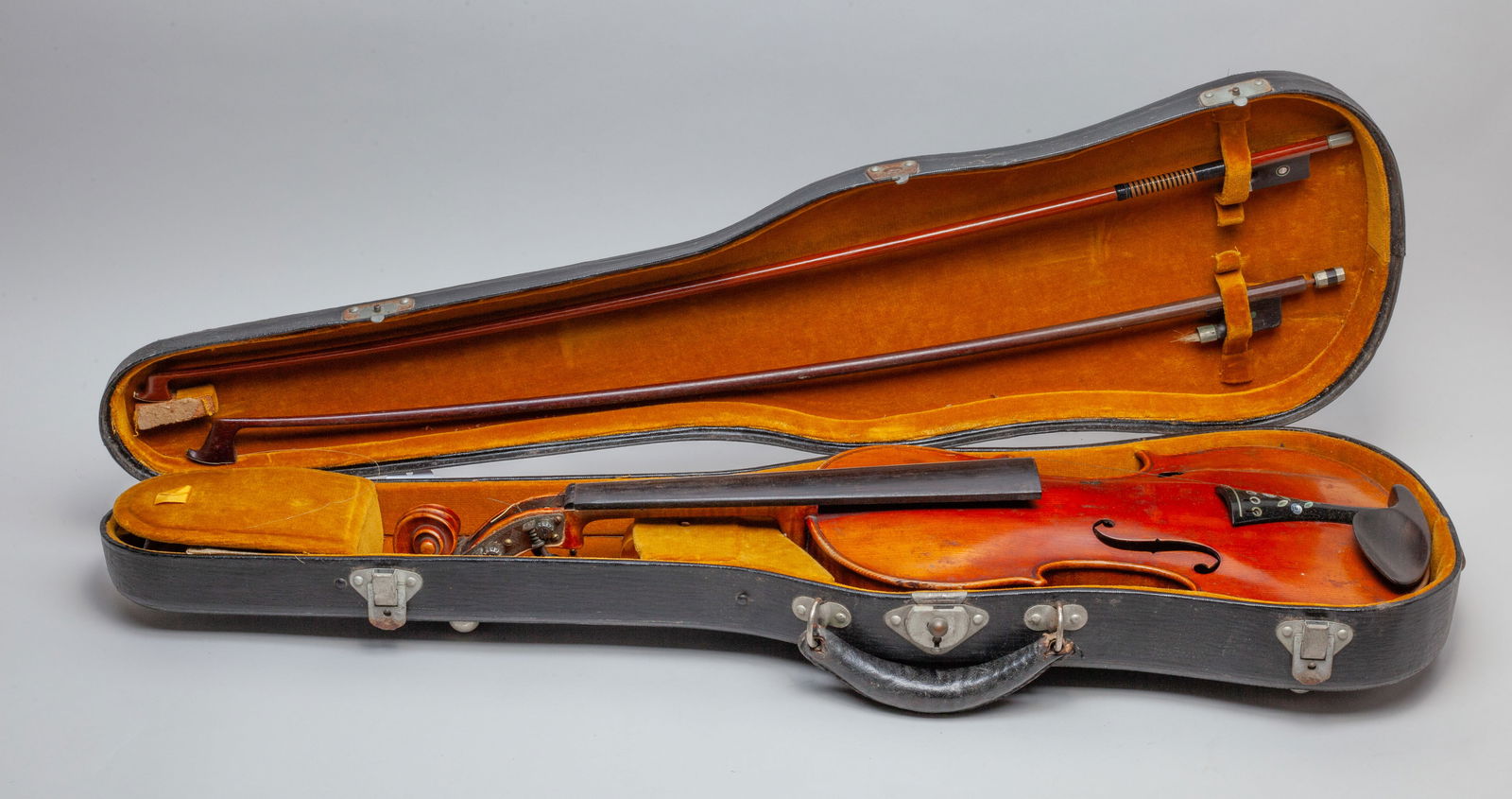 Vintage Violin w/ Box: Vintage violin with box. Approx. 31*9*3.5 inch (box size).