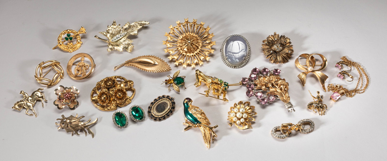 Estate High Quality Gold Filled Jewelry: Collection of high quality gold filled jewelry pieces, including brooches, earrings and a necklace. Size varies.