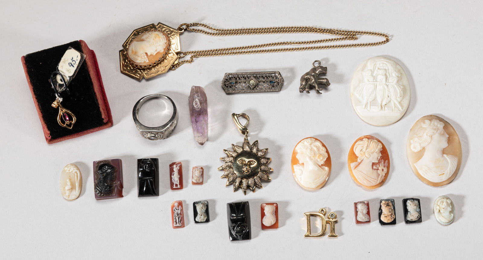Victorian Cameo & Jewelry Sets: Large group of Victorian cameo agate and stone carved pieces, some pieces carved with figure. Size varies.