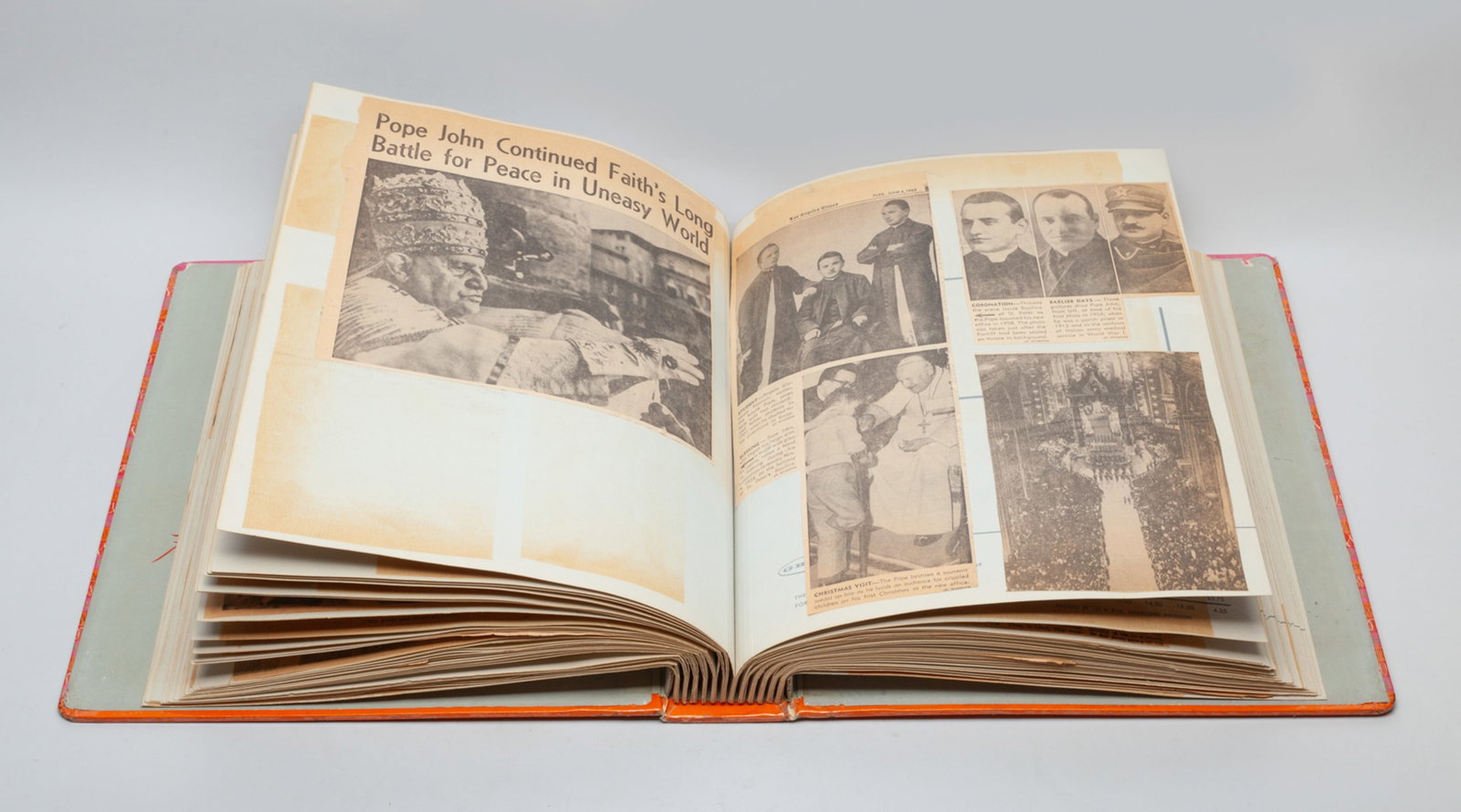 Deer Crest Collection Book: One newspaper cutting collection, including black & white photos, color photos and news, all about historical event, figures, stories and others. Approx. 12.5-15.0-3.2 inches.