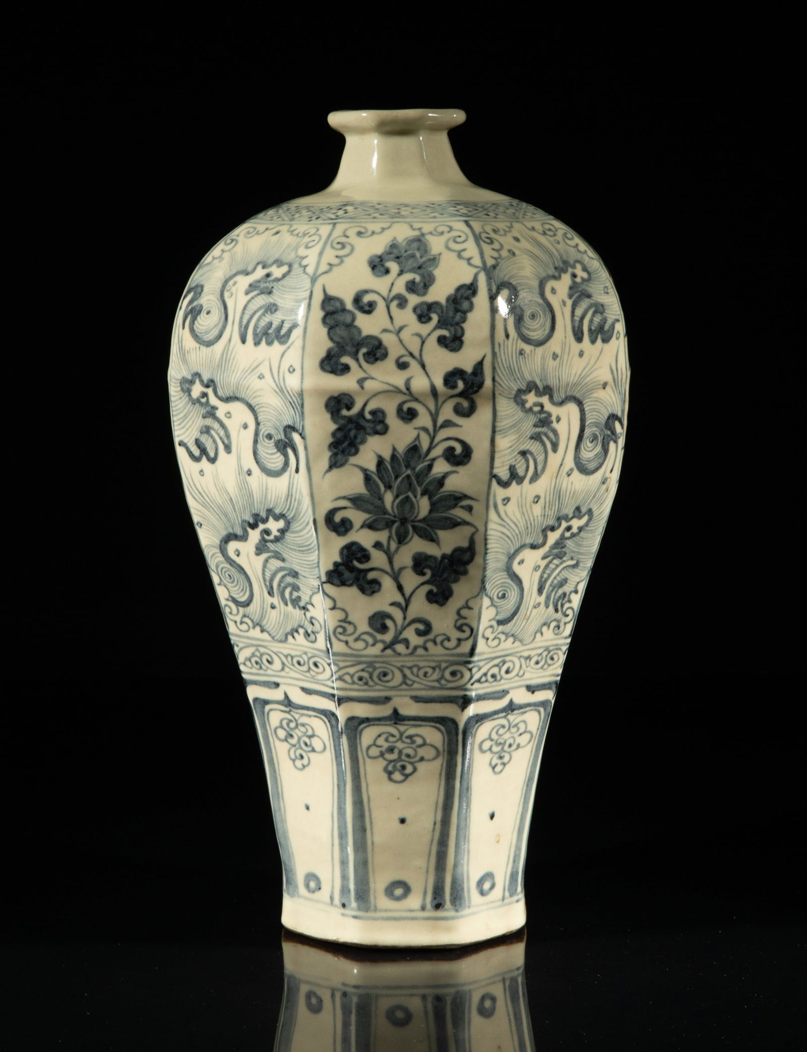 Chinese Shipwreck Type Porcelain Vase (1 of 12)