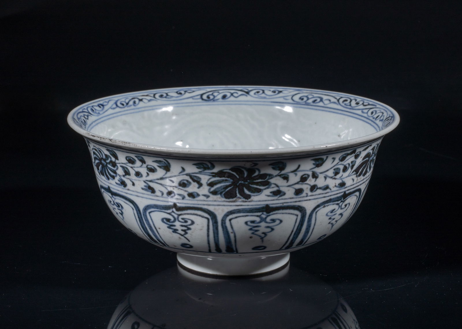 Large Chinese Export Porcelain Bowl (1 of 10)