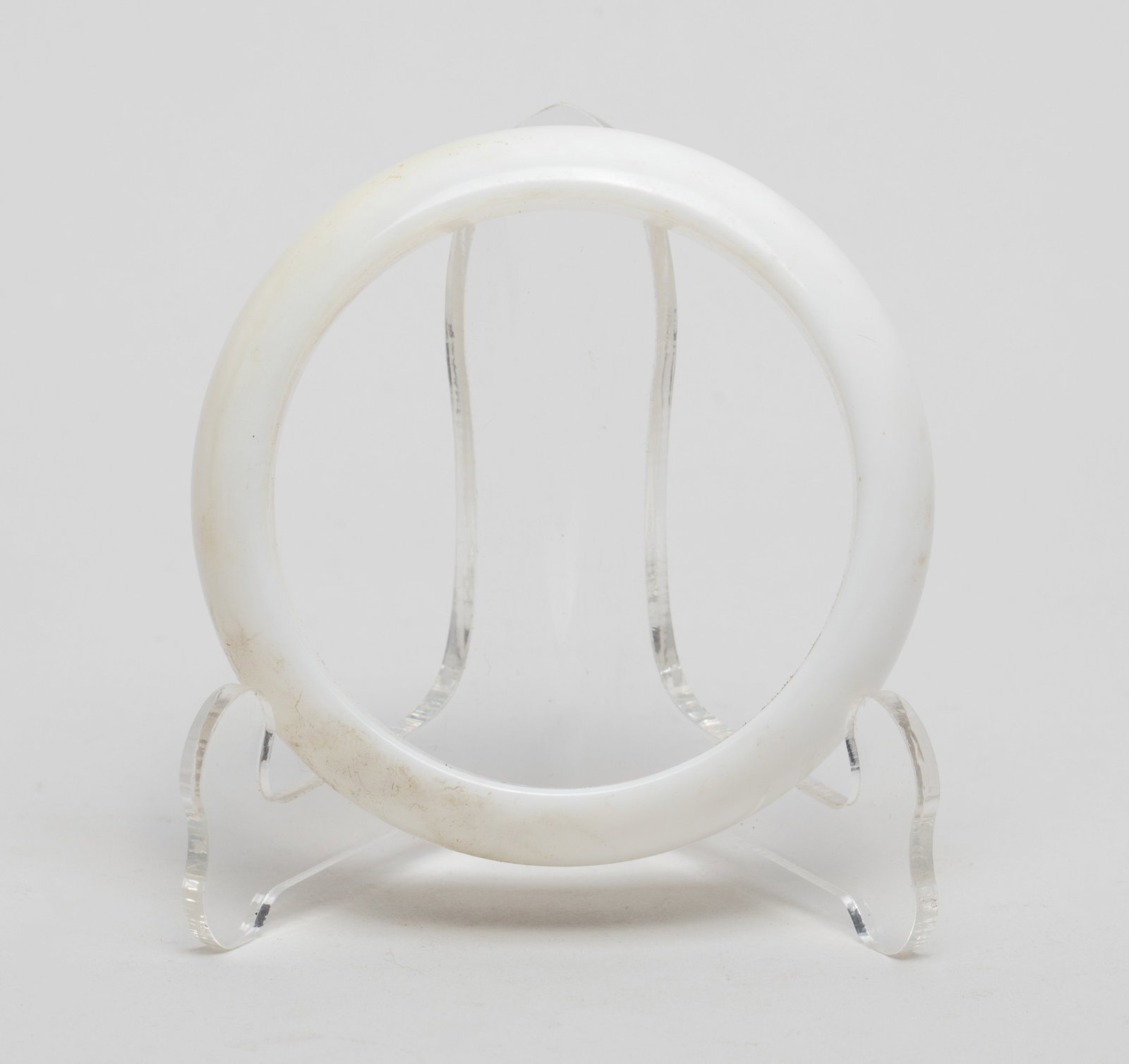 1980-90 Chinese Export MOP Strong Bangle: Collectible Chinese export mother-of-pearl carved strong bangle. Approx. 2.9inch outer diameter, 2.3inch inner diameter.