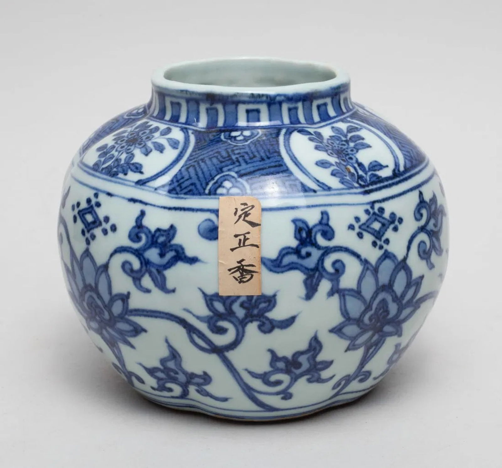 Chinese Export Porcelain Jar (1 of 11)