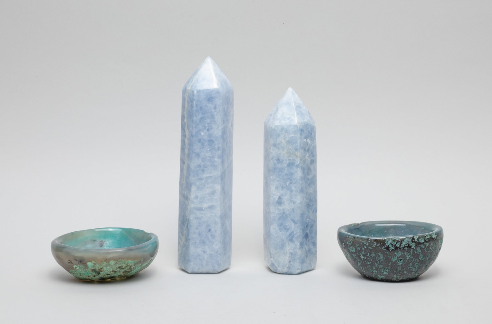 Cameo Agate Bowls & Aquamarine Points: Including 2 finely carved and smoothed cameo agate bowls and two aquamarine points. Approx. 7.1*1.75*1.55 inch (largest).