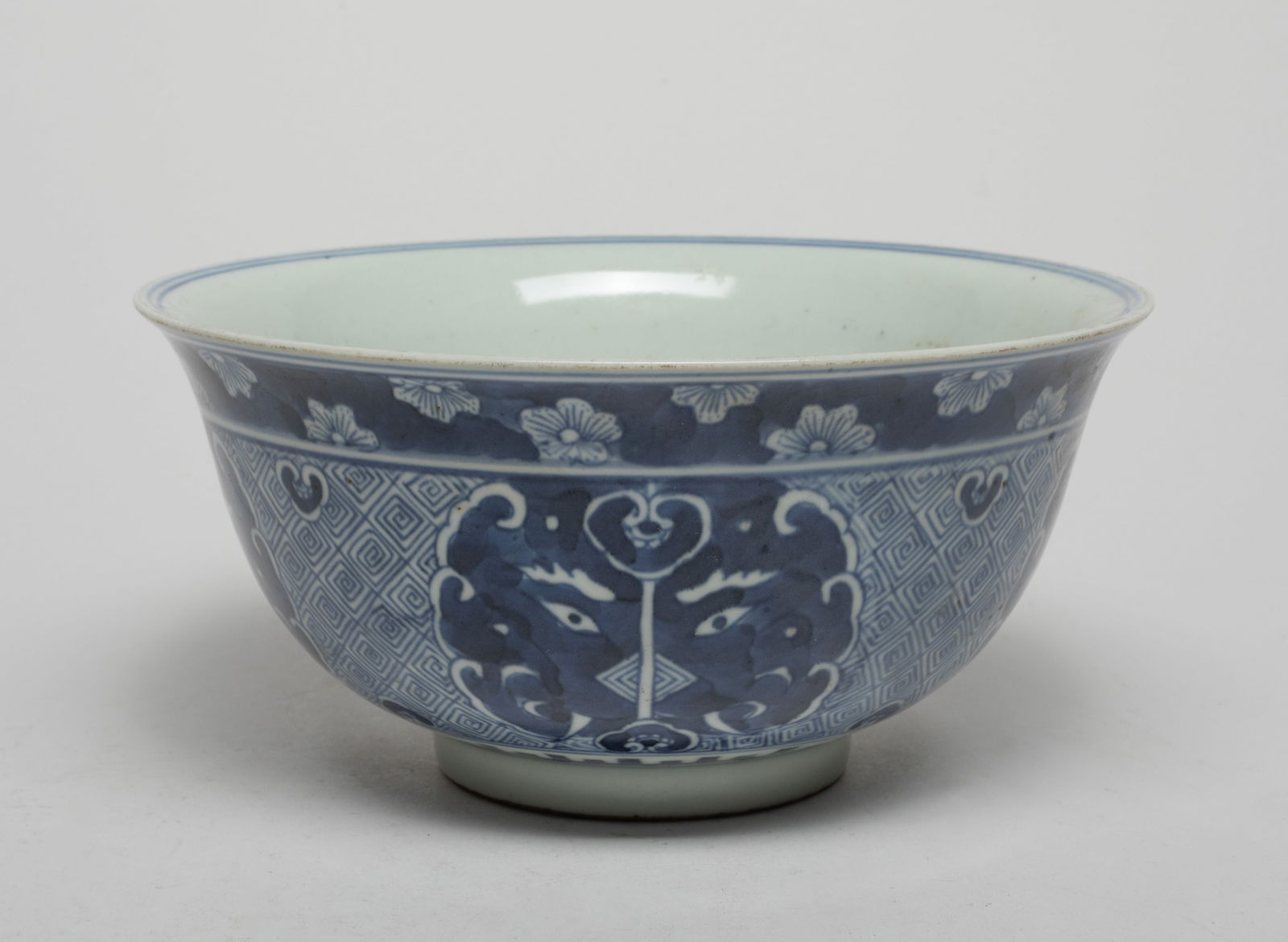 Chinese Export Porcelain Large Bowl (1 of 9)