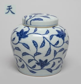Chinese Export Porcelain Covered Jar