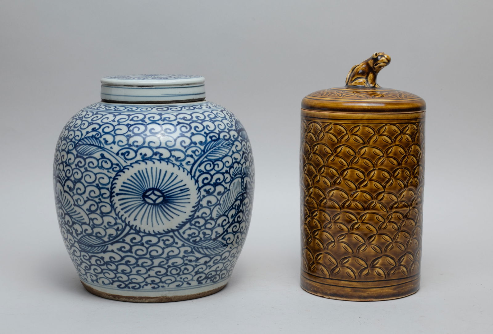 Two Chinese Export Porcelain Jars (1 of 13)