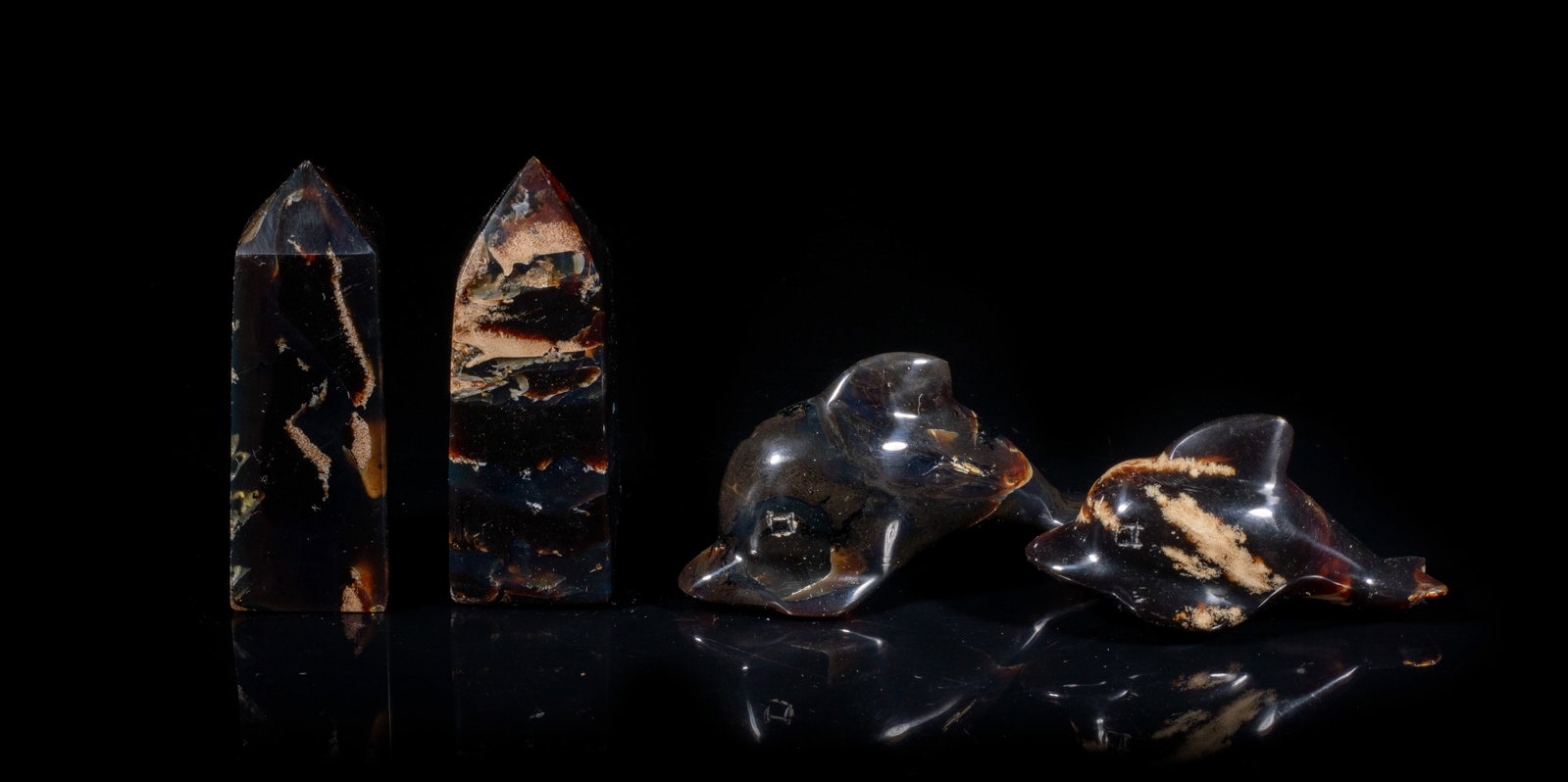 Vintage Amber Sculpture Sets: Group of 4 vintage amber sculptures, wherein 2 carved in point form and the other 2 carved in dolphin form. Approx. 288 gram (total weight), 4.25*2.2*1.5 inch (largest).