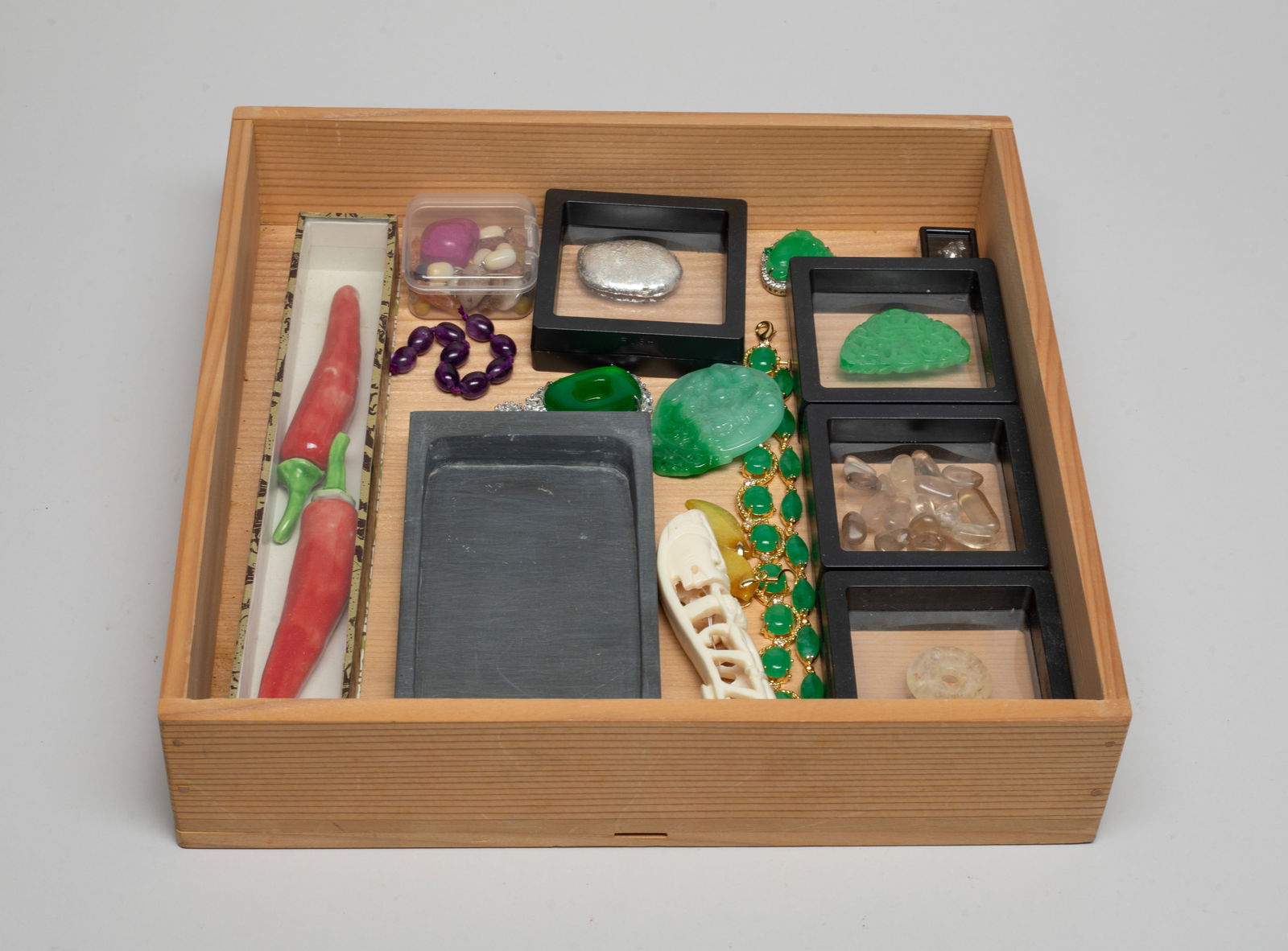 Estate Chinese Export Porcelain, Stone & Jewelry (1 of 11)