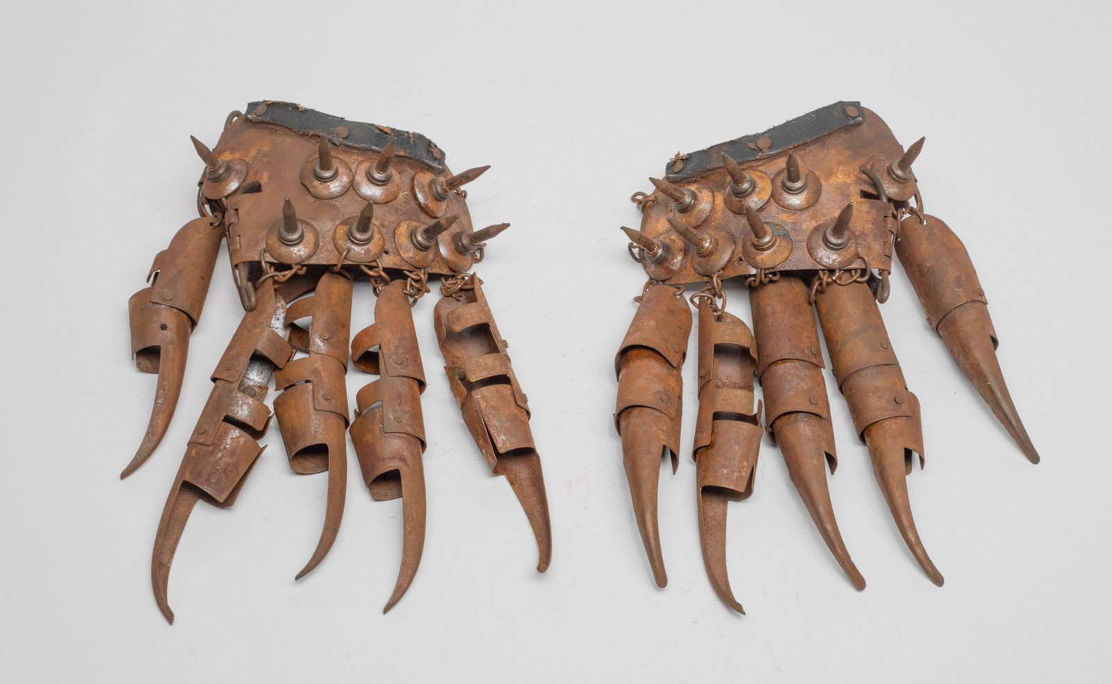 Pair Brass Sharp Talons Claws Protection Gloves: A pair of vintage brass sharp talons claws protection gloves. Approx. 8.5*5*3 inch (each).
