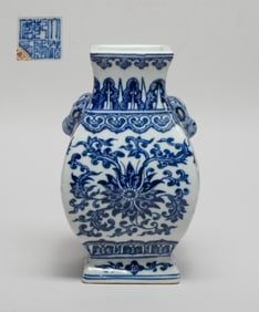 Chinese Export Porcelain Cabinet Vase
