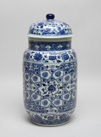 Chinese Export Porcelain Covered Pot