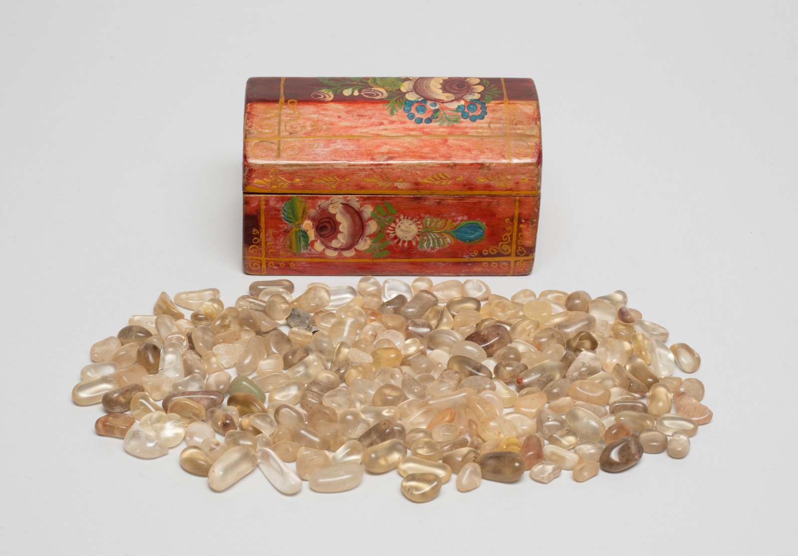 Estate AZ Sunstone Diamonds: Box of Arizonian sunstone diamond pieces, the box decorated with flowers. Approx. 3.9*2.3*2.2 inch (box size).
