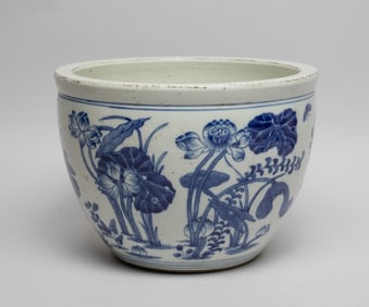 Chinese Export Porcelain Pot