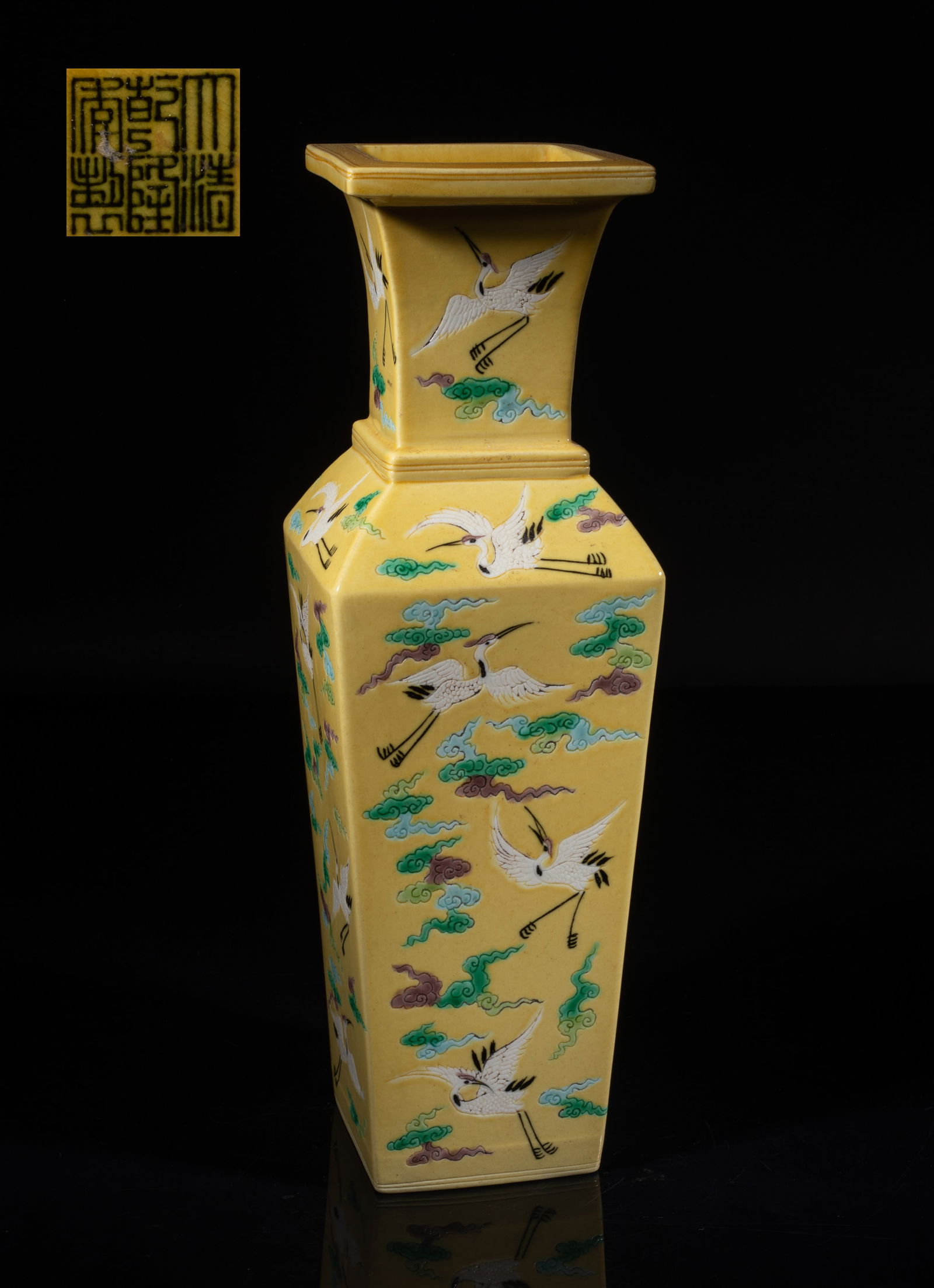 Estate Chinese Export Porcelain Vase (1 of 11)