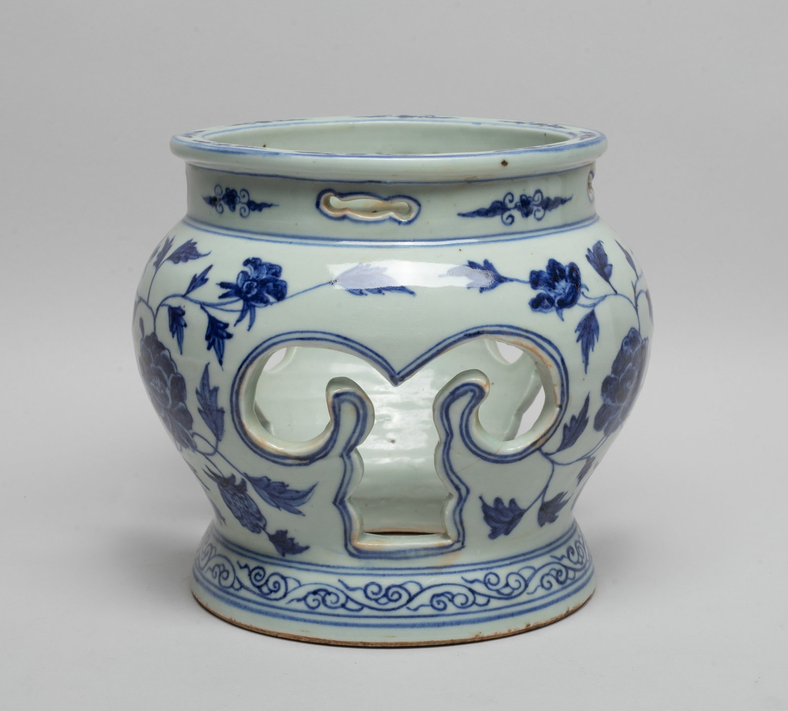 Estate Chinese Blue & White Porcelain Stand: The stand body carved in openwork with three the exterior decorated with leafy lotus stems, carved in openwork with stylized pattern. Approx. 6.6*7.2 inch.