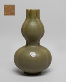 Chinese Export Tea Dust Porcelain Vase
