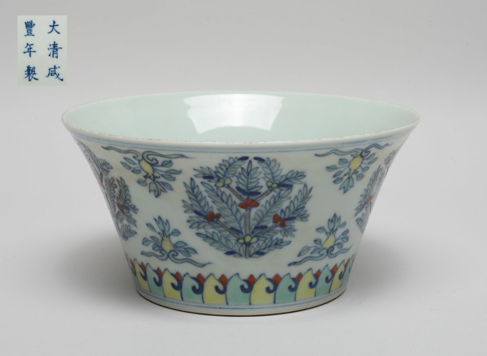 Chinese Export Porcelain Deep Bowl: With flared sides, the exterior painted with leafy stems forming in circular shape, separated by pomegranates, above a band of overlapping petals, the bottom marked six characters. Approx. 6.1*3 inch.