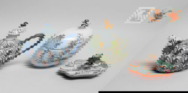 Estate Chinese Export Porcelain Set: Including a pot moulded in lotus form, a covered box painted with mountain landscape scene, inscribed with related passages, and a dish interior painted with a figural scene. Approx. 4.2*5.7*3.8 inch
