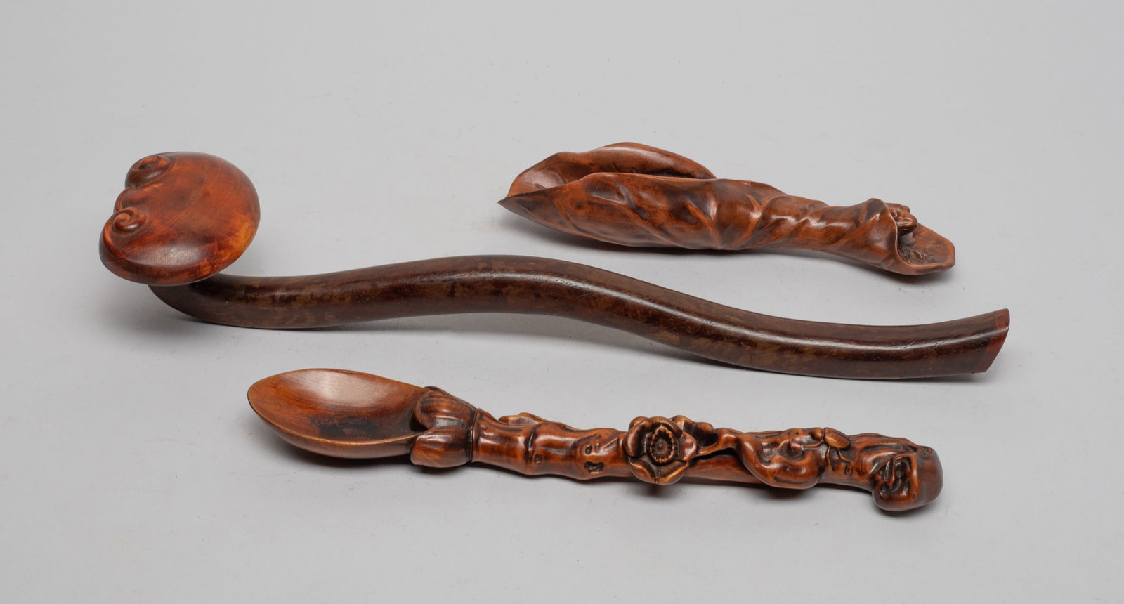 Estate Chinese Boxwood Pieces: Including a ruyi and two spoons, one carved as a wrapping lotus leaf with a frog inside, the other carved with a gnarled stem form handle issuing flowers, with a ladybird. Approx. 10.5*2.3*1.8 inch (l