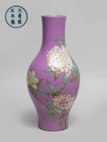 Collectible Chinese Famille Rose Porcelain Vase