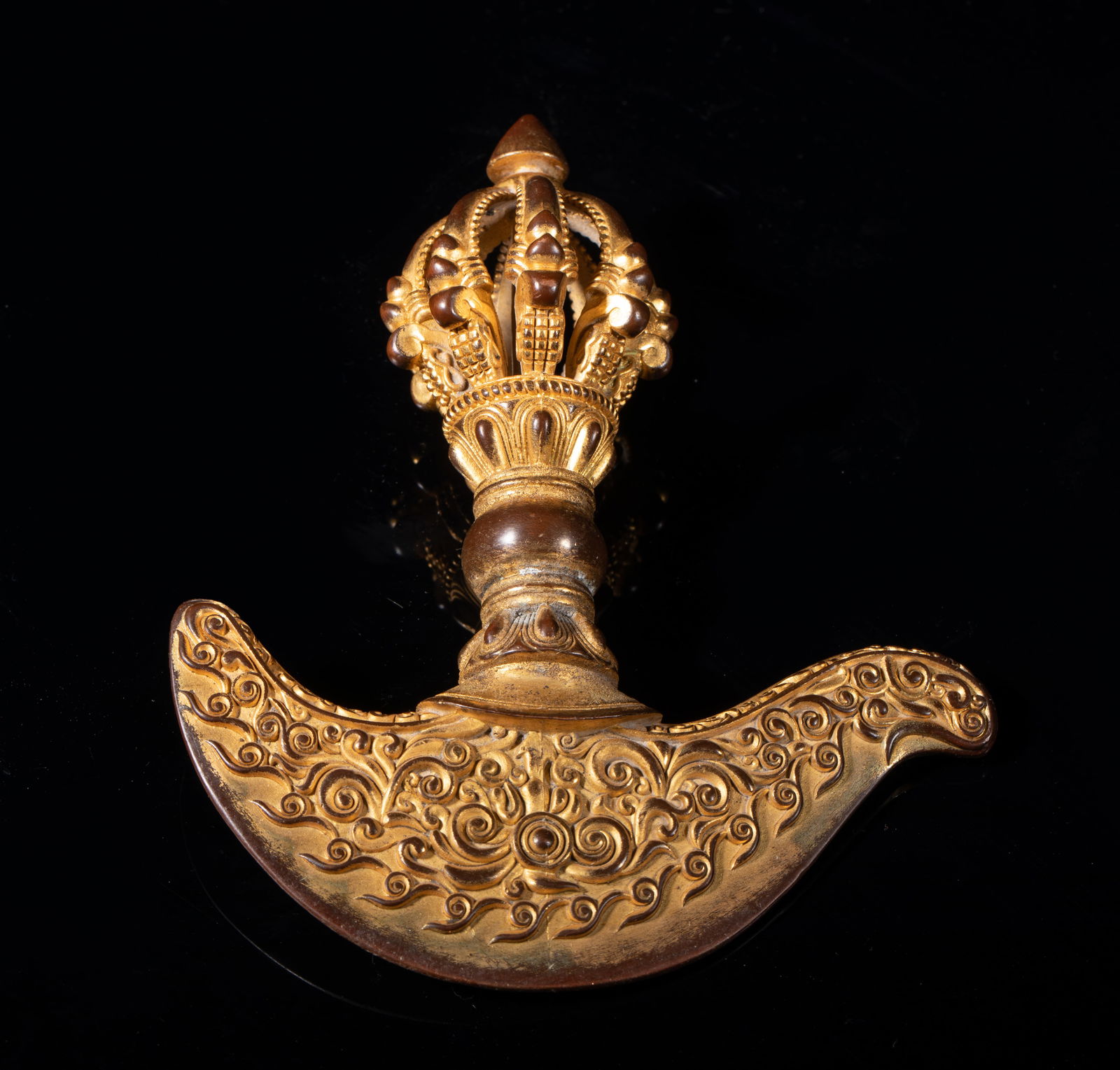 Chinese/ Tibetan Gilt Bronze Vajra: Collectible gilt bronze vajra, with spear-formed prongs to the top, two waisted double lotus petal bands to the shaft, the lower body cast with dense scrolls. Approx. 4.9*4.1*1.5 inch.