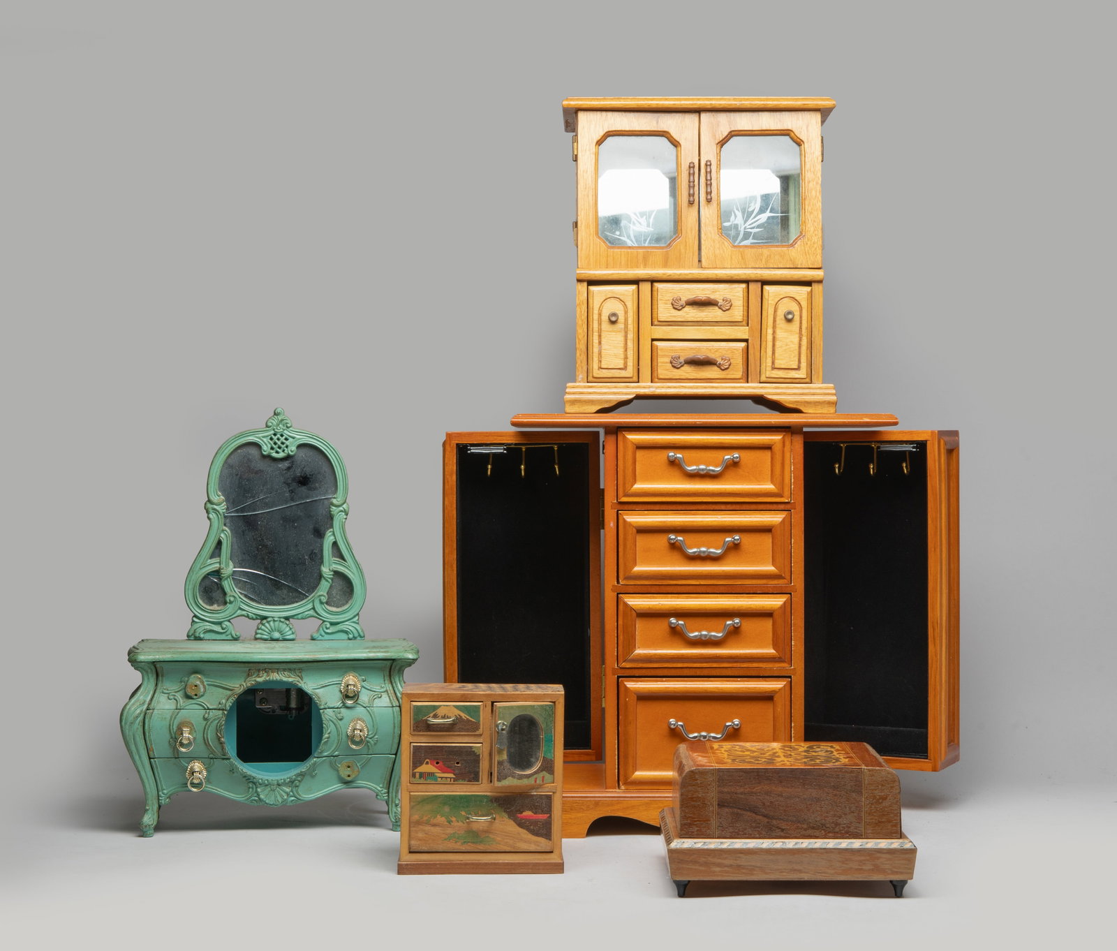 Estate Vintage Jewelry Boxes: Collection of vintage jewelry boxes. Size varies.