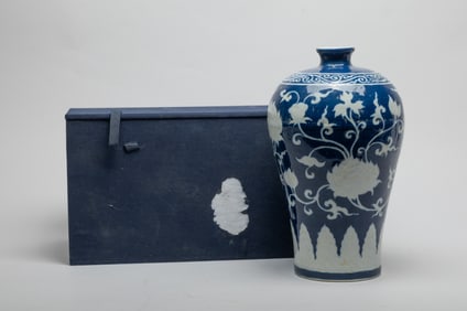 Chinese Export Porcelain Cabinet Vase