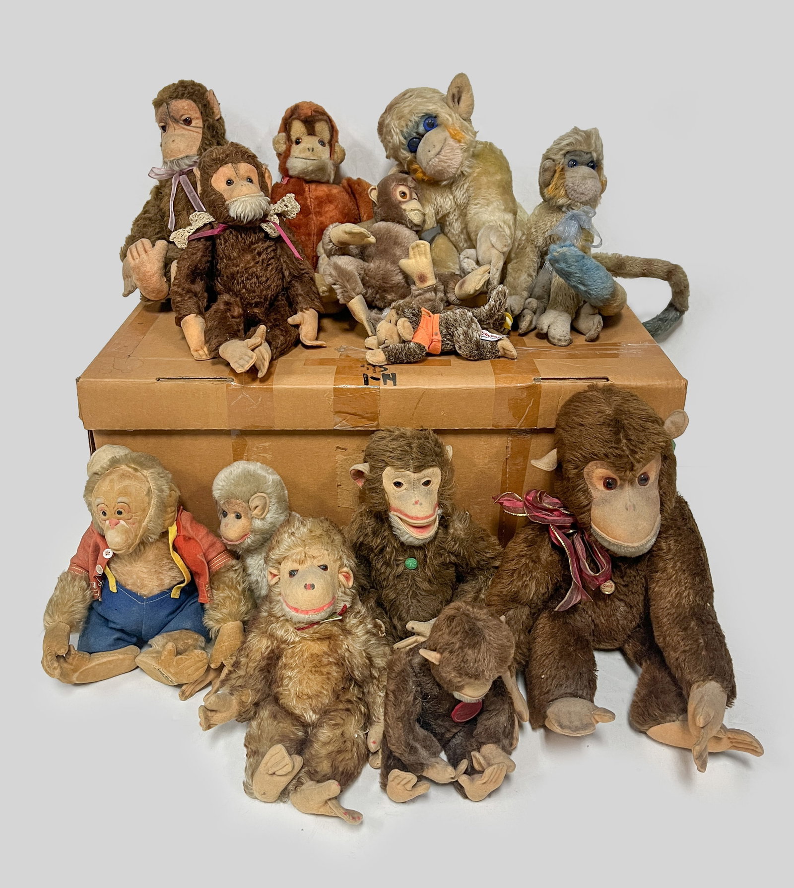 Estate Vintage Toys: Large group of vintage monkey toys. Size varies.