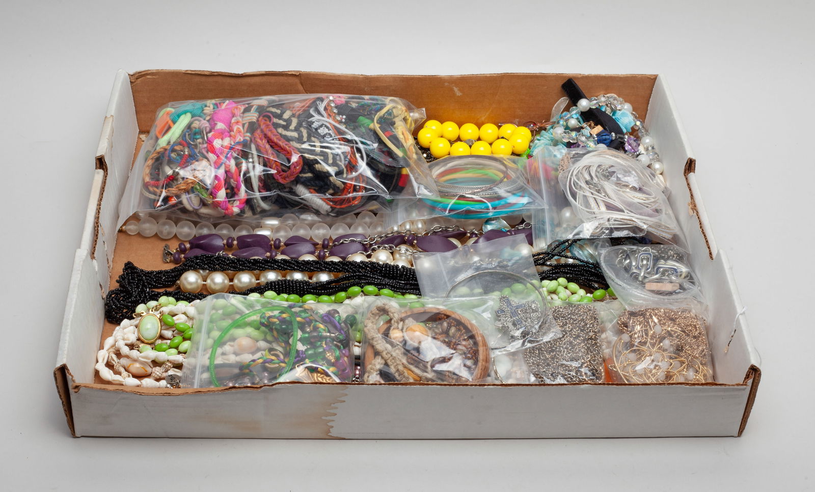 Estate Vintage Costume Jewelry: Estate large set costume jewelry, including beads, necklace, bracelet. Size varies.