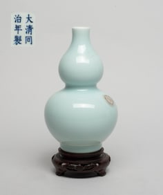 Chinese Bean Green Glazed Porcelain Vase