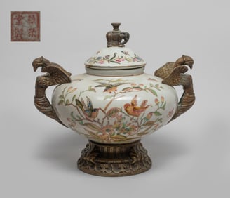 Chinese Export Porcelain Center Vase