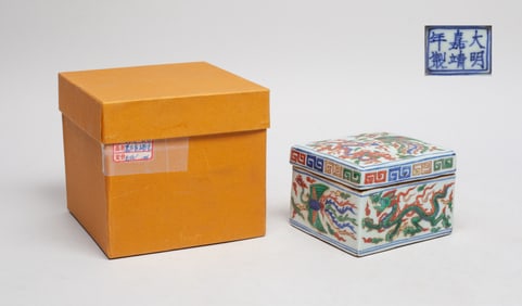 Estate Chinese Wuchait Porcelain Covered Box