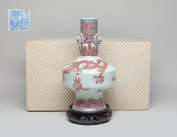 Chinese Export Porcelain Vase w/ Stand
