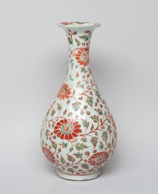 Chinese Export Wuchai Porcelain Vase