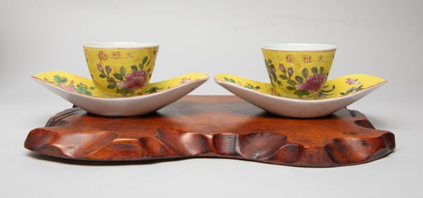 Estate Chinese Export Porcelain Tea Cups w/ Base