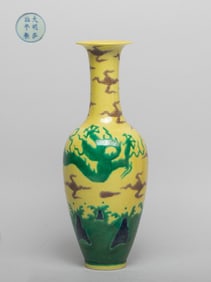 Chinese Export Porcelain Cabinet Vase