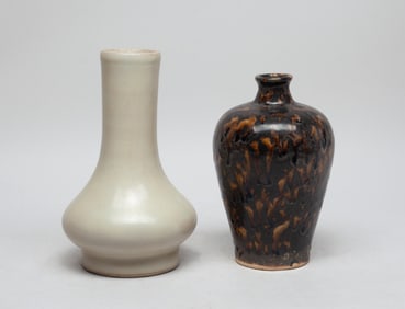 Two Chinese Export Porcelain Cabinet Vases
